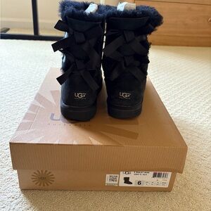 UGG Bailey Bows Black Size 6